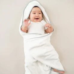 Hooded Bath Towel in Cloud with Storm Trim