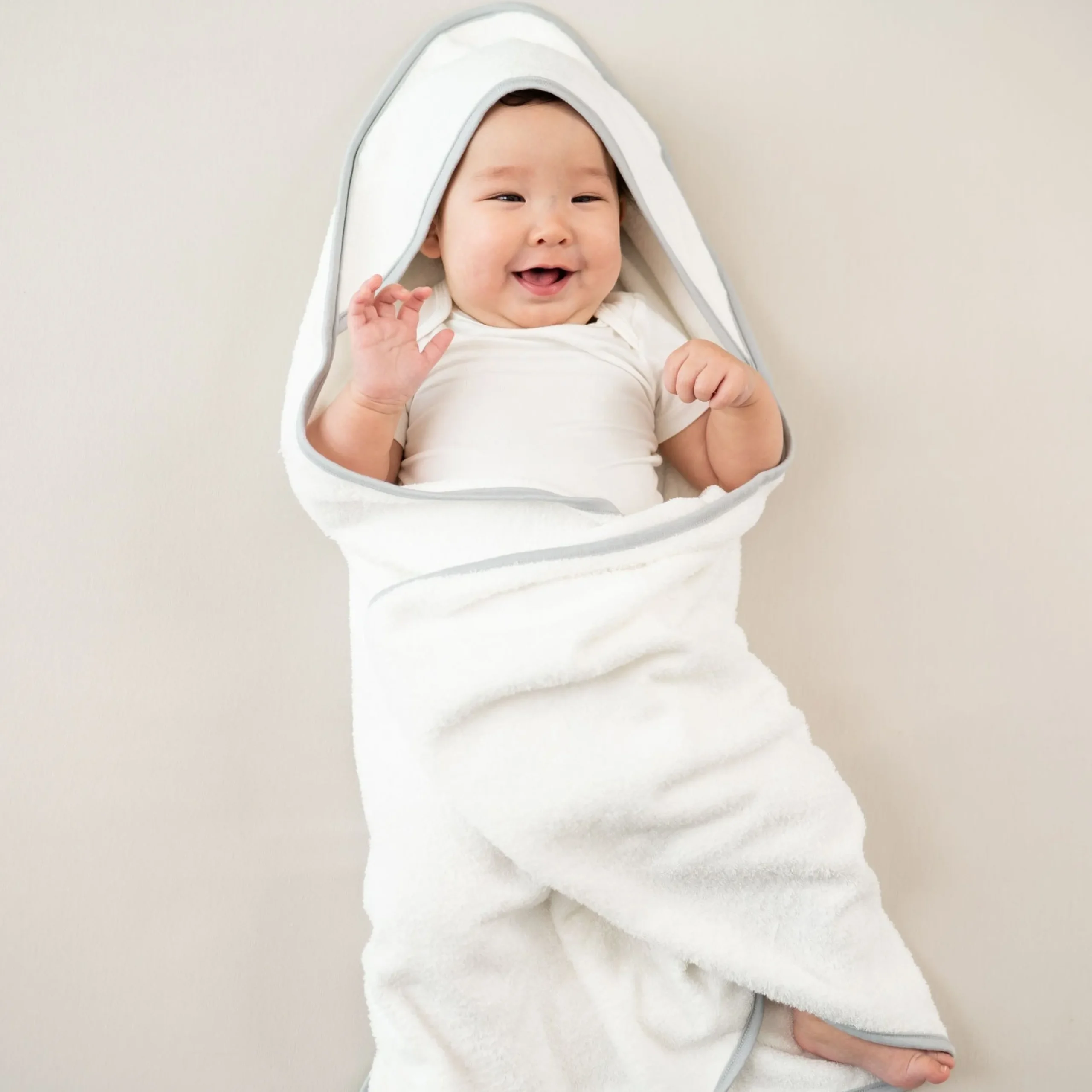 Hooded Bath Towel in Cloud with Storm Trim
