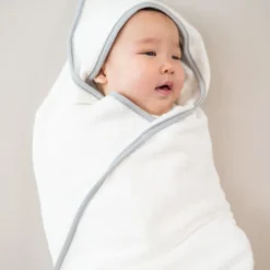 Hooded Bath Towel in Cloud with Storm Trim