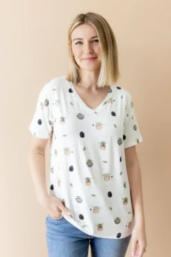 Women's Relaxed Fit V-Neck in Grogu™