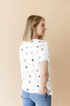Women's Relaxed Fit V-Neck in Grogu™
